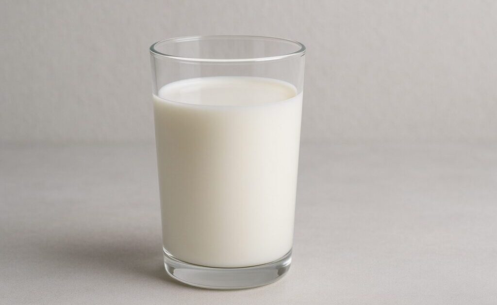 透明のコップに入っている牛乳