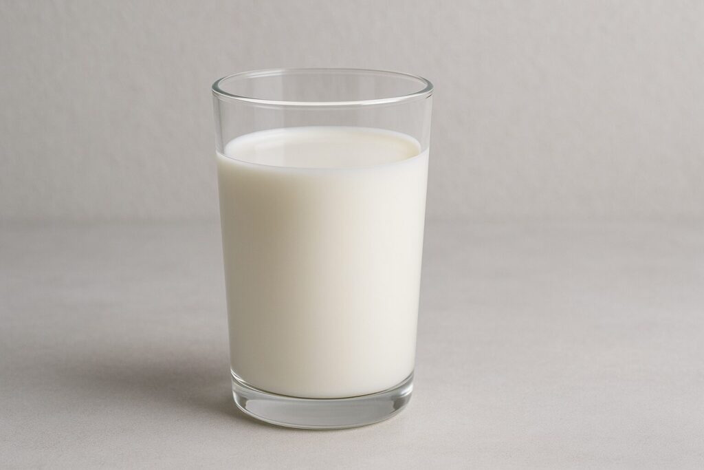 透明のコップに入っている牛乳