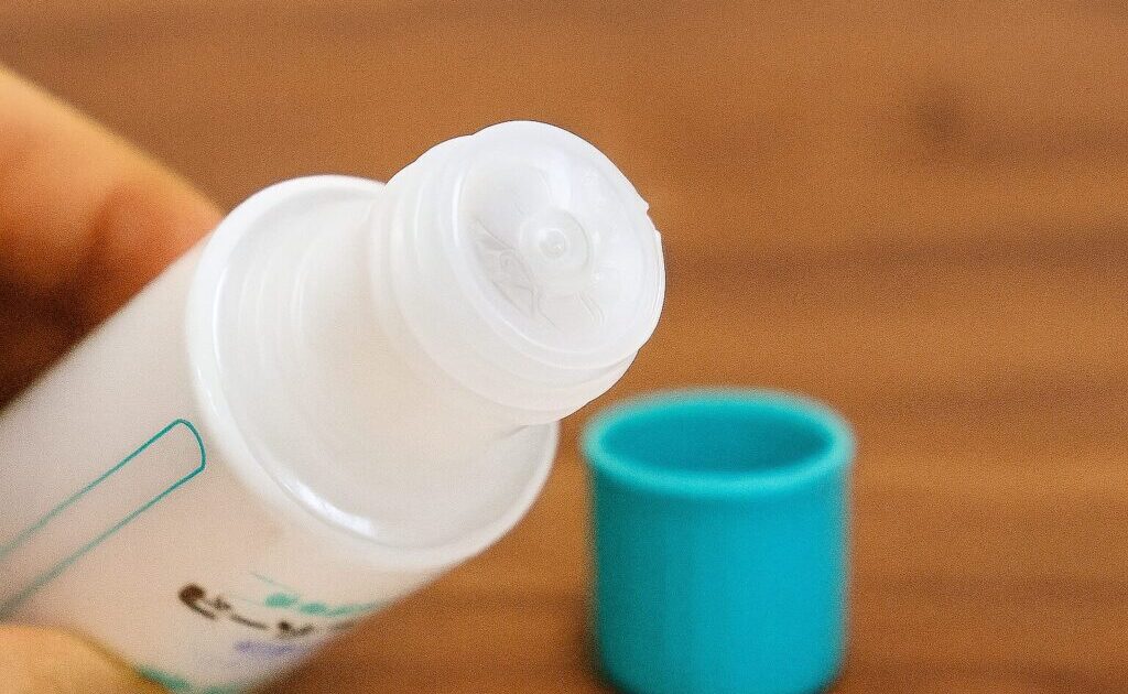 ビーソフテンローションの容器を手に持っている様子